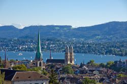 Passeggiando per Zurigo (Svizzera) si ha il piacere di essere vegliati costantemente dalle Alpi, che con le loro sagome solenni semprano proteggere la città come fosse un tesoro - © ...