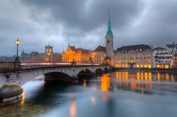 L'alba regala a tutto una luce magica. Lo stesso accade alla bella Zurigo, quando il giorno fa capolino in qualche striatura rosata ma i lampioni e le finestre accese ricordano il buio della ...