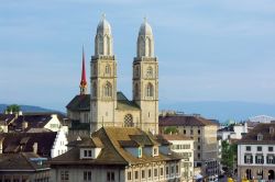 La Cattedrale di Zurigo (Grossmünster), dedicata ai santi patroni della città, fu cominciata alla fine dell'XI secolo sulle rovine di un edificio carolingio. Attraverso una lunga ...