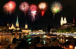 La notte a Zurigo è ancora più magica se c'è una festa e si ha la fortuna di vedere i fuochi d'artificio che esplodono nel cielo e si riflettono sull'acqua del ...