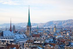In inverno Zurigo può diventare piuttosto fredda, come tutta la Svizzera, ma la neve non fa che aumentare il fascino della città, soprattutto se accompagnata da qualche mercatino ...