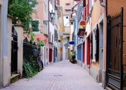 Passeggiando per Zurigo (Svizzera) scoprirete vicoli caratteristici, lastricati di ciottoli e incorniciati da palazzine colorate, apparentemente rubati a una città delle bambole. L'arteria ...