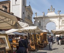 A Cherasco uno dei Mercatini delle Pulci più importanti del Piemonte - © MRTfotografie / Shutterstock.com