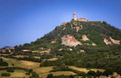 La fortezza di Radicofani in Toscana: dalla rocca di Ghino di Tacco si domina l'intera Val d'Orcia.
