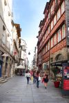 A passeggio in un vicolo del centro storico di Rennes, Francia.
