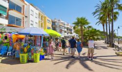 A passeggio per Paseo Blasco Ibanez a Vinaros, Spagna: questa passeggiata lungomare si trova nelle vicinanze di Playa del Forti - © nito / Shutterstock.com