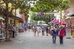 A passeggio sulla 5th Avenue, la principale strada di Playa del Carmen (Messico) - © posztos / Shutterstock.com