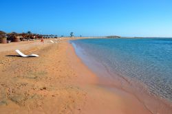 La splendida spiaggia di Soma Bay (Egitto) misura 800 metri di lunghezza ed è bagnata dalle acque cristalline del Mar Rosso.
