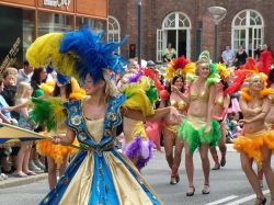 Il famoso carnevale di Aalborg (Danimarca) si tiene generalmente a fine maggio e richiama ogni anno ooltre 100.000 visitatori - foto © Chaz6 - CC BY-SA 3.0 -wikipedia.org ...