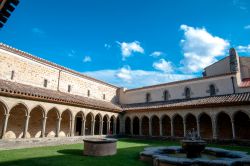 Abbazia di Saint Hilaire vicino a Limoux in Francia - © Pablo Debat / Shutterstock.com