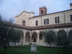 Abbazia di San Nicola da Bari a Rodengo Saiano: il Chiostro Piccolo del complesso - © Laurom - Wikipedia