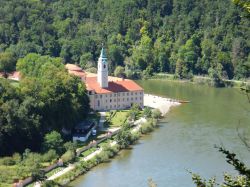 L'abbazia di Weltenburg, nei pressi di Kelheim, Germania. L'antico edificio religioso benedettino è una perfetta armonia fra natura e architettura. Fondata dai monaci di San Colombano, ...