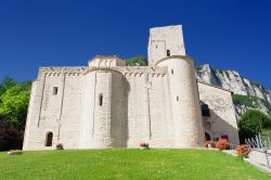 L'Abbazia di San Vittore alle Chiuse. Ci troviamo vicino a Genga, non lontano dalle Grotte di Frasassi, nella regione Marche - © Sfocato / Shutterstock.com