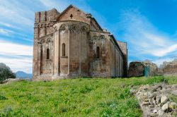 L'abiside della basilica di Sant'Antioco di Bisarcio ad Ozieri in Sardegna - © PAOLO LURIDIANA / Shutterstock.com