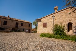 Abitazioni in mattoni a Offagna, Ancona, Marche.
