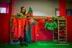 Abiti da elfi e folletti nel castello di Babbo Natale, Montepulciano, provincia di Siena.
