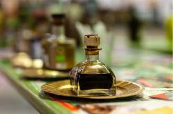 Aceto balsamico di Spilamberto per degustazioni alla Fiera di San Giovanni. Viene ottenuto dal mosto di uva cotto.
