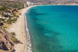 Achivadolimni è la spiaggia più lunga di Milos. Si estende per circa 2 km lungo la grande baia al centro dell'isola greca - Foto © Lefteris Papaulakis / Shutterstock.com ...