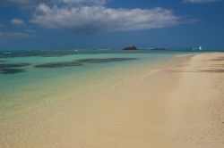 Acqua cristallina sulla spiaggia tropicale di Mont Choisy, Mauritius (Africa) - © Pawel Kazmierczak / Shutterstock.com