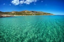Acque trasparenti a Psili Ammos sull'isola di Serifos, Grecia. Con le sue dune di sabbia sottili dove fioriscono i gigli marini e le tamerici, la spiaggia di Psili Ammos è una delle ...