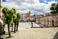 Acquedotto Svevo in Piazza Garibaldi a Sulmona, Abruzzo. Costruito nel XIII° secolo da Manfredi, figlio di federico II° di Svevia, l'acquedotto fu ridimensionato tre secoli più ...