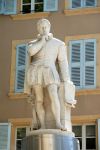 La statua dell'ingegnere rinascimentale Adame de Craponne, natìo di Salon-de-Provence, è visibile nel centro della città francese - foto © Philip Lange / Shutterstock.com ...