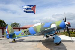 Aereo al museo sull'invasione di Baia dei Porci, Playa Giron, Cuba. La bandiera di Cuba sventola sul piccolo aereo esposto all'esterno del museo - © Stefano Ember / Shutterstock.com ...