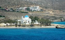 La cappella di Agios Fokas a Paros, Grecia. Questo grazioso luogo di culto, all'entrata della baia di Parikia, è la meta ideale per una passeggiata intorno ad uno dei porti naturali ...