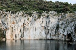 Il famoso lago salato noto con il nome di Occhio del Drago presso Rogoznica, in Croazia.