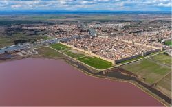 Aigues-Mortes una delle icone turistiche della Provenza, tappa obbligata di un tour nella Camargue