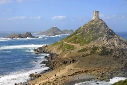 La tour de la parata e le Isole Sanguinarie (Iles Sanguinaires) ad Ajaccio - © MARTAFR / shutterstock.com