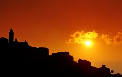 Alba a Cervione, siamo sulla penisola di Cap Corse in Corsica, lungo il versante orientale del "dito".