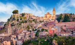 Alba primaverile sulle case del borgo siculo di Novara di Sicilia. Siamo in provincia di Messina