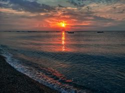 Alba spettacolare sulla spiaggia ghiaiosa di Santa Teresa di Riva, provincia di Messina