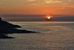 Alba sul mare a Cap d'Ail, dipartimento Alpi Marittime (Francia). Questa bella cittadina della Costa Azzurra si trova su un promontorio roccioso confinante con il Principato di Monaco.
 ...