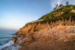 Alba sulla costa rocciosa di Calella, Spagna - © Yuriy Biryukov