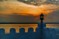 L'alba vista da una terrazza sulla costa dell'isola di Lamu, Kenya. Sullo sfondo dell'oceano, la costa di Manda Island.

