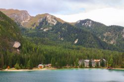 Albergo sul Lago Braies uno dei bacini lacustri più belli dell'Alto Adige  - © Barat Roland / Shutterstock.com