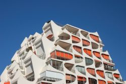 Particolare di un hotel a piramide, una delle architetture tipiche di La Grande-Motte in Francia - © Philip Lange / Shutterstock.com