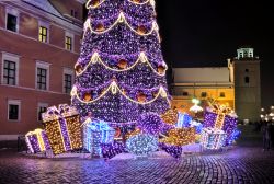 Albero di Natale in centro a Varsavia, durante il periodo dell'Avvento (Polonia)