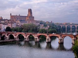 Il ponte vecchio (Pont Vieux) sul fiume Tarn e, sullo sfondo, l'inconfondibile sagoma della Cathédrale Sainte-Cécile di Albi.