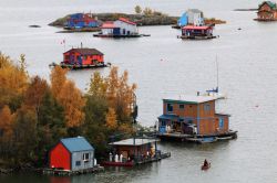 Alcune House Boats nella baia di Yellowknife sul Grande Lago degli Schiavi, Territori del Nord-Ovest