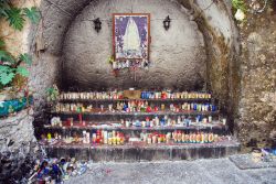 Altare dedicato alla Madonna a Izamal, Messico. Centinaia di candele di differenti colori accese dai fedeli in onore della Vergine - © The Visual Explorer / Shutterstock.com