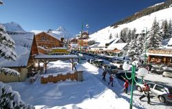 Il centro del villaggio di Les Deux Alpes dopo una fitta nevicata - © bruno longo - www.les2alpes.com