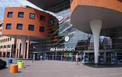 Amersfoort, Olanda: la moderna struttura della stazione ferroviaria - © Dafinchi / Shutterstock.com