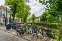 Amersfoort: un canale nel centro della città e le immancabili biciclette parcheggiate, come in molte loaclità olandesi - © Ivo Antonie de Rooij / Shutterstock.com