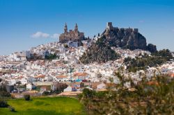 Andalusia, Spagna: uno dei borghi bianchi, Olvera, si trova nella provincia di Cadice