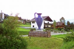 Anfora all'ingresso di Bad Mitterndorf la città termale della Stiria in Austria - © Toffel - Wikipedia