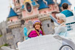 Le due sorelle protagoniste di Frozen, Anna ed Elsa, durante la parata a Disneyland Paris
