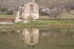 L'antica chiesa del lago di Santo Stefano di Sessanio, L'Aquila, Abruzzo. Si trova poco fuori il centro presso il laghetto di Santo Stefano.



